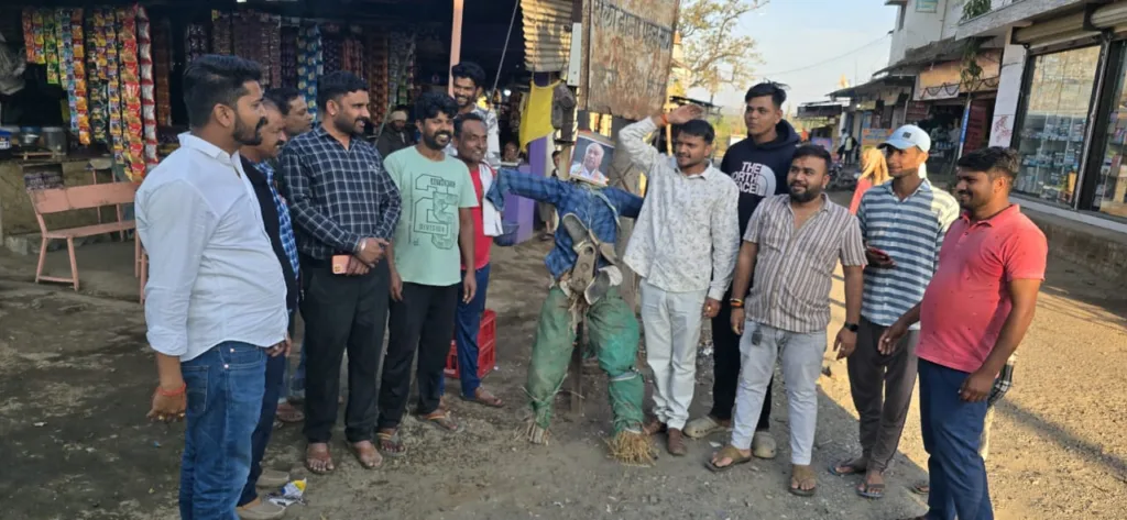 कांग्रेस अध्यक्ष मल्लिकार्जुन खरगे के खिलाफ पाढर में दिखा आक्रोश, जलाया पुतला। कांग्रेस अध्यक्ष मल्लिकार्जुन खरगे के खिलाफ पाढर में दिखा आक्रोश, जलाया पुतला।