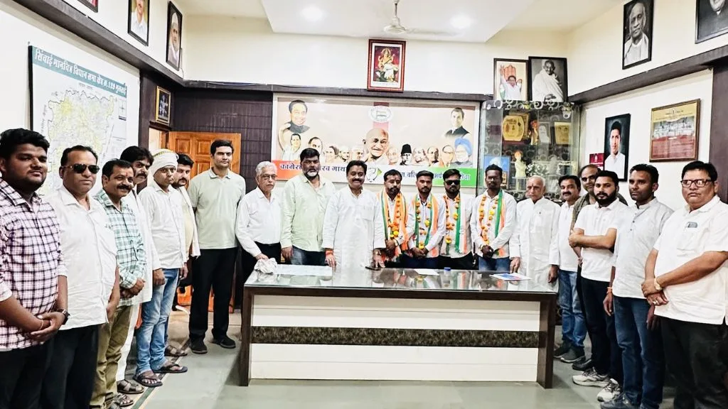 Politics News: मुलताई भाजयुमो को लगा झटका, युवामोर्चा महामंत्री ने सेकड़ो कार्यकर्ताओ के साथ ज्वाइन की कांग्रेस पार्टी। Politics News: मुलताई भाजयुमो को लगा झटका, युवामोर्चा महामंत्री ने सेकड़ो कार्यकर्ताओ के साथ ज्वाइन की कांग्रेस पार्टी।