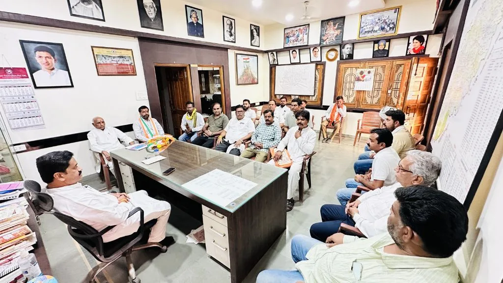 Politics News: मुलताई भाजयुमो को लगा झटका, युवामोर्चा महामंत्री ने सेकड़ो कार्यकर्ताओ के साथ ज्वाइन की कांग्रेस पार्टी। Politics News: मुलताई भाजयुमो को लगा झटका, युवामोर्चा महामंत्री ने सेकड़ो कार्यकर्ताओ के साथ ज्वाइन की कांग्रेस पार्टी।