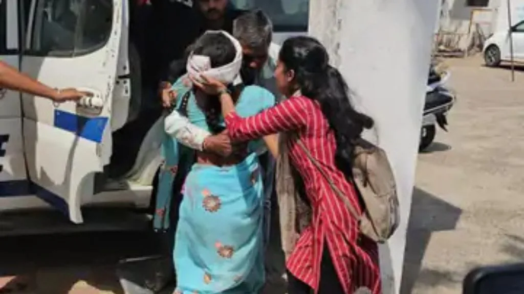 Road Accident: भीषण सड़क हादसा, दो बसो की टक्कर में 10 यात्री गंभीर रूप से घायल। Road Accident: भीषण सड़क हादसा, दो बसो की टक्कर में 10 यात्री गंभीर रूप से घायल।