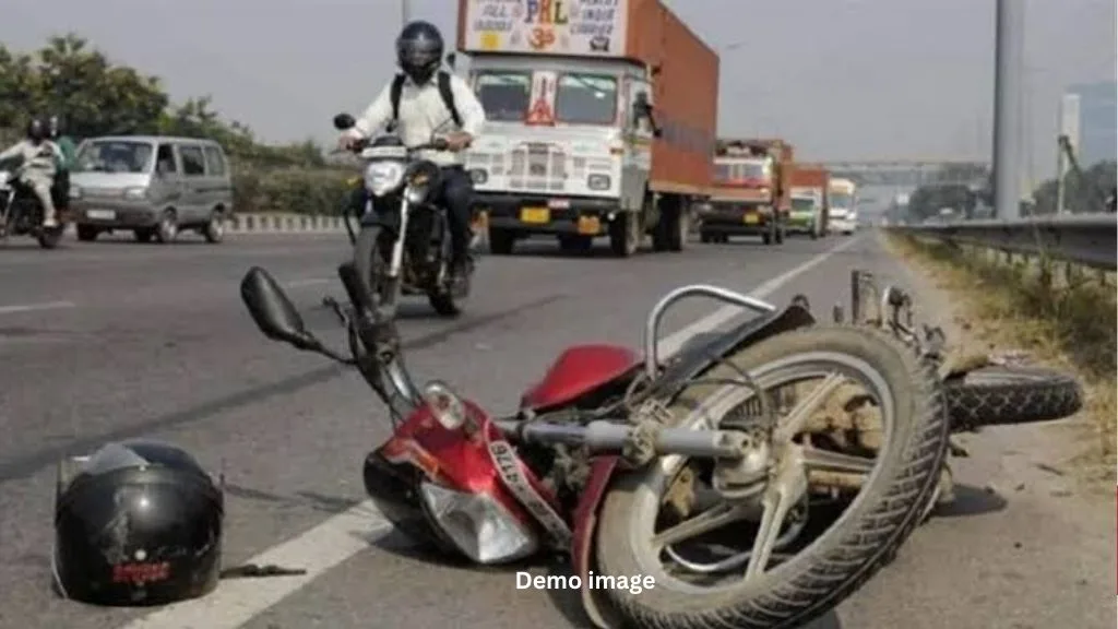 Road Accident: ट्रैक्टर ट्राली से बाइक सवार 2 लोग घायल। 1 Road accident