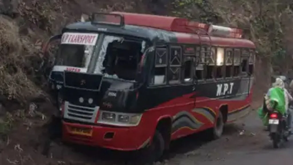 Road Accident: बस के ब्रेक हुए फेल, ड्राइवर की सूझ बुझ से 20 यात्रियों की बची जान, हो सकता था बड़ा हादसा। Road Accident: बस के ब्रेक हुए फेल, ड्राइवर की सूझ बुझ से 20 यात्रियों की बची जान, हो सकता था बड़ा हादसा।