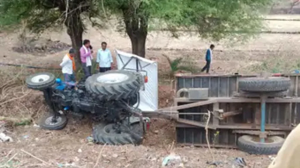 Road Accident: ट्रेक्टर ट्राली पलटने से ड्राइवर हुआ गंभीर रूप से घायल। Road Accident: ट्रेक्टर ट्राली पलटने से ड्राइवर हुआ गंभीर रूप से घायल।