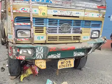 तेज रफ्तार ट्रक ने बाइक सवार और 2 कार को मारी टक्कर, 1 युवक की मौत। तेज रफ्तार ट्रक ने बाइक सवार और 2 कार को मारी टक्कर, 1 युवक की मौत।