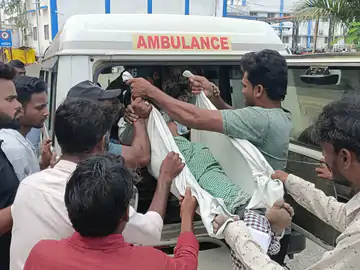 तेज रफ्तार ट्रक ने बाइक सवार और 2 कार को मारी टक्कर, 1 युवक की मौत। तेज रफ्तार ट्रक ने बाइक सवार और 2 कार को मारी टक्कर, 1 युवक की मौत।