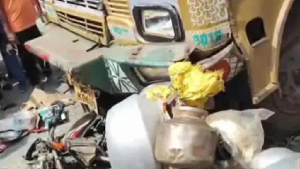तेज रफ्तार ट्रक ने बाइक सवार और 2 कार को मारी टक्कर, 1 युवक की मौत। तेज रफ्तार ट्रक ने बाइक सवार और 2 कार को मारी टक्कर, 1 युवक की मौत।