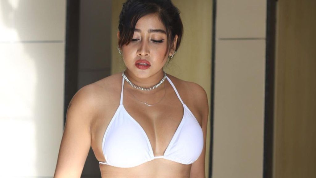 Sofia Ansari bold look